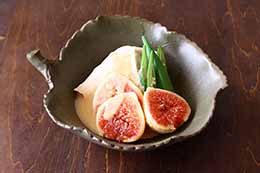 イチジクのごまクリーム添え