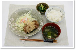 夏でもいけるハンバーグ定食