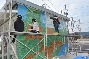 広島中央・産直市に壁画描く